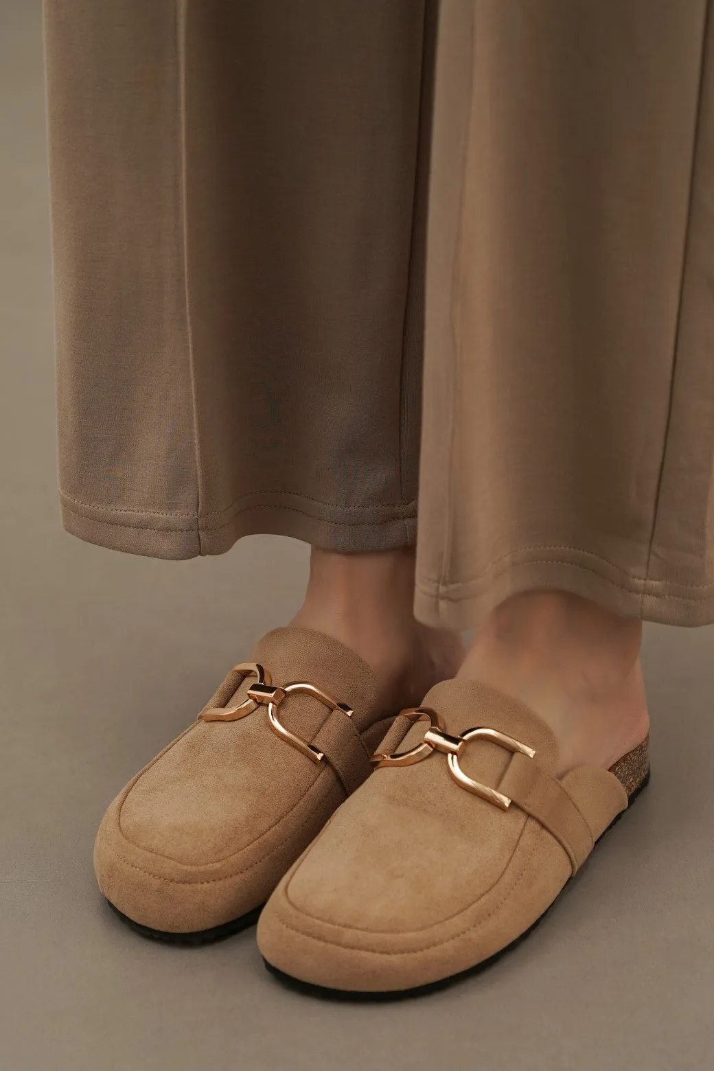 FAUX SUEDE CLOGS