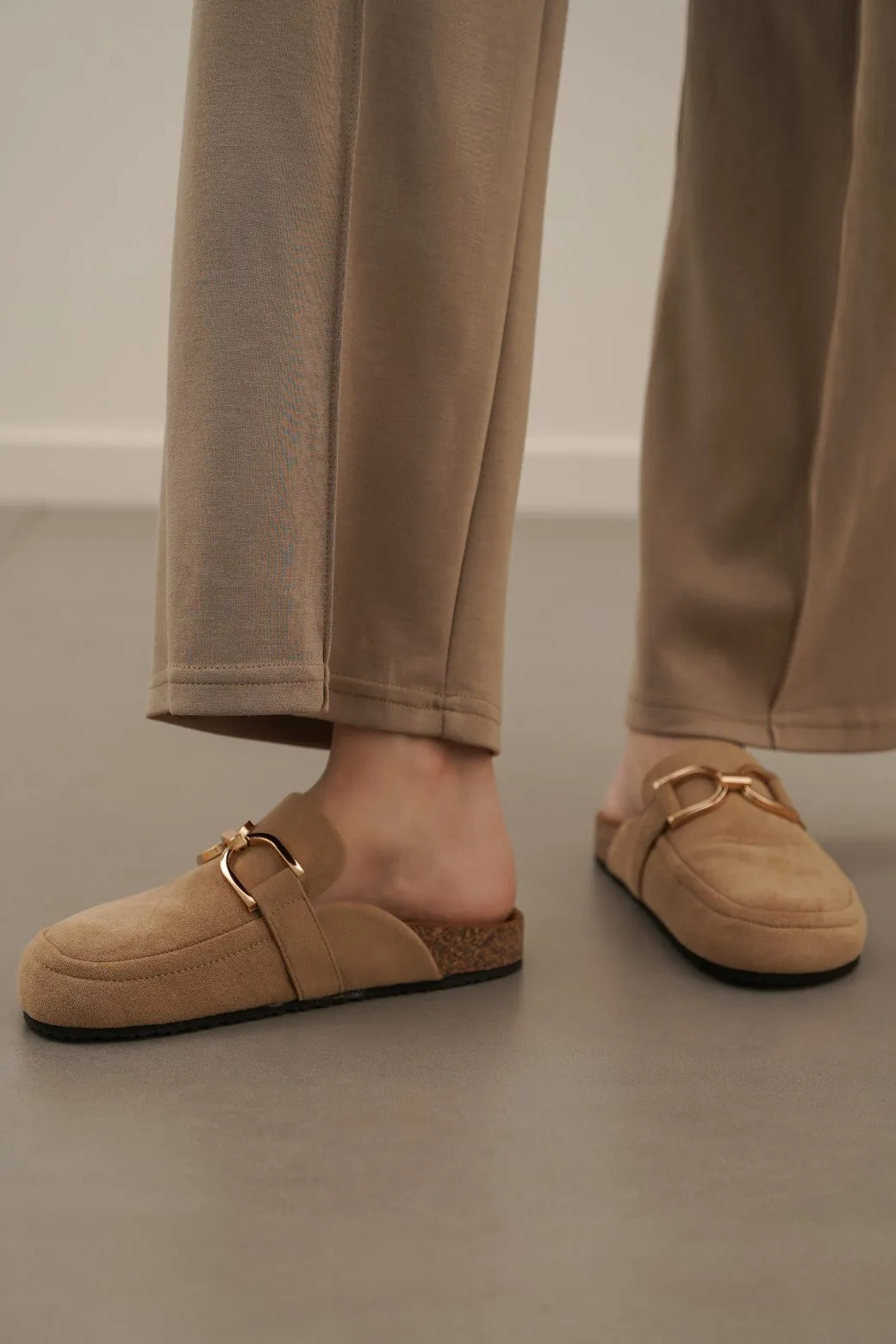 FAUX SUEDE CLOGS