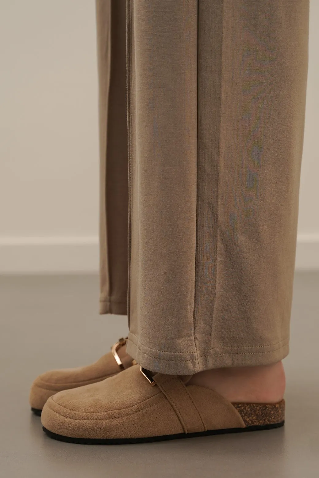 FAUX SUEDE CLOGS
