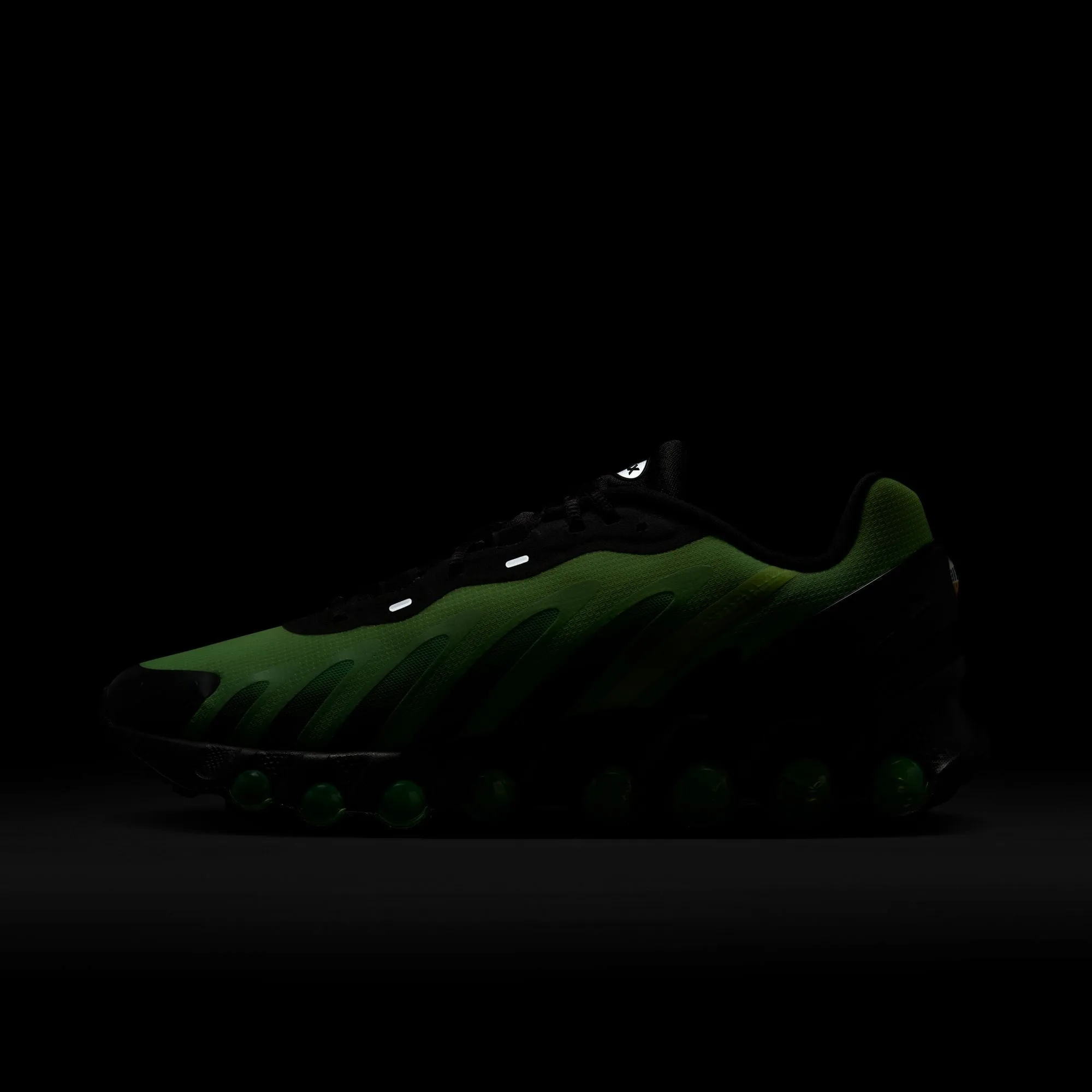 Nike Air Max Dn8 BLACK/BLACK-GREEN STRIKE-VOLT HQ4681-010