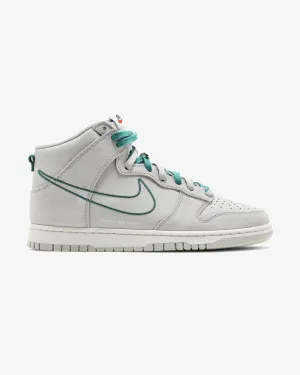 NIKE DUNK HIGH SE FIRST USE LIGHT BONE GREEN NOISE (NEW)